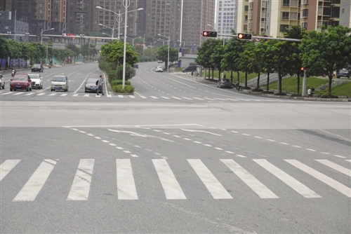 交警已对该路口左转待转区标线进行整改 本报记者 程勇可 摄