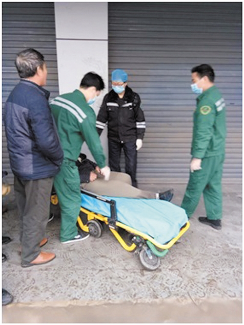 城管队员叫来救护车,医护人员赶到现场实施救治(兴宁区城管执法队供图)