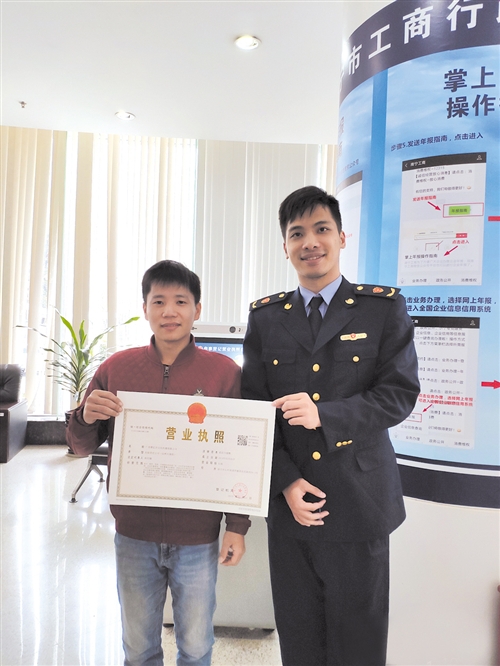 广西一家传媒公司在高新区领到了新版营业执照 (市工商局供图)