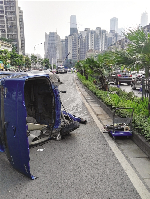 ▲兰博基尼跑车冲过隔离带撞上3辆车后滑行50米左右才停下。图为被撞翻的蓝色面包车
