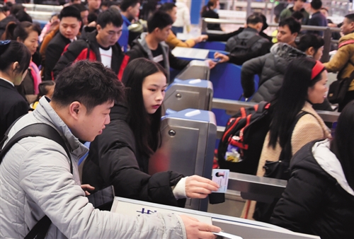 在南宁东站,旅客刷身份证进站乘车 本报记者 潘浩 摄