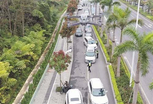 无人机抓拍到的民族大道辅路违停画面（抓拍画面）