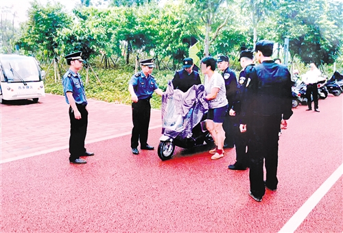 邕江沿岸公园内,执法人员查处违规入园的电动自行车 本报记者 程勇可 摄