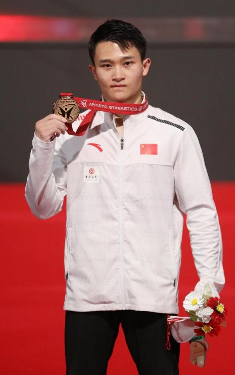 兰星宇在男子吊环颁奖仪式上