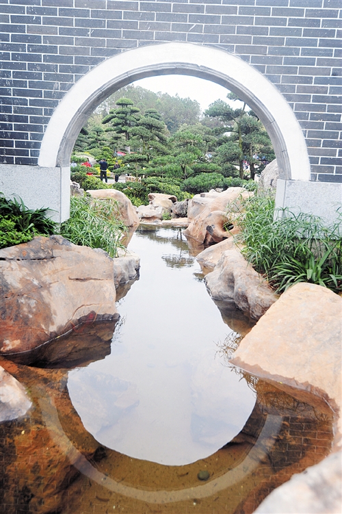 穿过圆形拱门,里面别有洞天