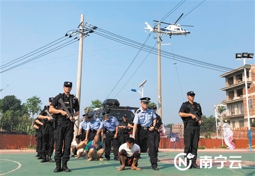警方在“零点行动”中抓获一批涉毒嫌疑人 记者 宋延康 摄