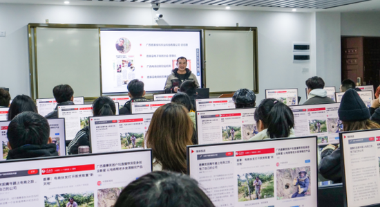 陆科在广西经贸职业技术学院上课