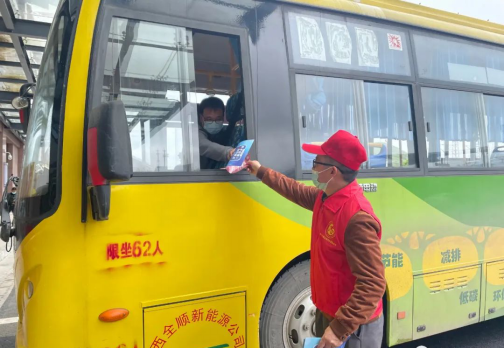 图为县交通运输局志愿者进行宣传