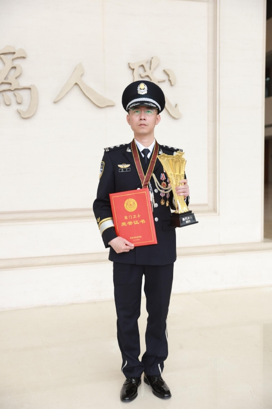 图为:民警黄日获评全国移民管理机构第二届十大国门卫士