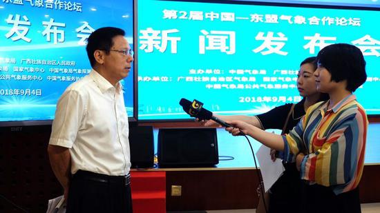 广西气象局副局长姚才接受记者采访