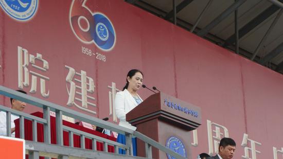 教师代表、莫小农教授发表感言