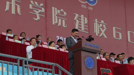广西交通职业技术学院党委书记温宗胤主持庆祝大会