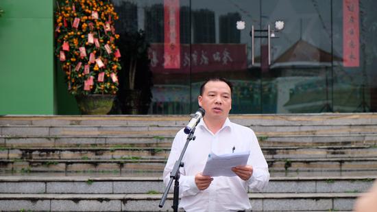 兴宁区委常委、宣传部部长、副区长李君讲话