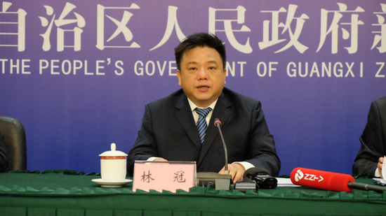 贺州市市长林冠介绍贺州创建广西东融先行示范区建设工作情况 蒙艳芳/摄