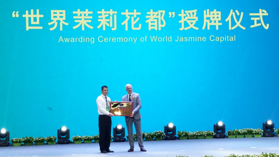 国际花园中心协会(IGCA)名誉会长纳威尔·斯坦为横县颁发“世界茉莉花都”牌匾 陈梓予/摄
