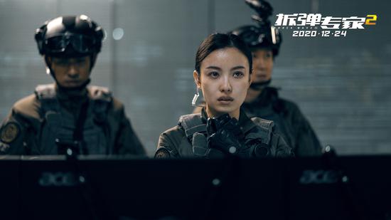 《拆弹专家2》倪妮首演警察