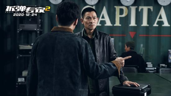 《拆弹专家2》刘德华饰演“残障拆弹专家”身陷疑团