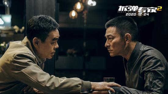 《拆弹专家2》刘德华身陷疑团,与昔日兄弟争吵决裂