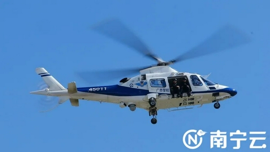 空中警务直升机与地面构建空地一体安保防线。记者 游智超 摄