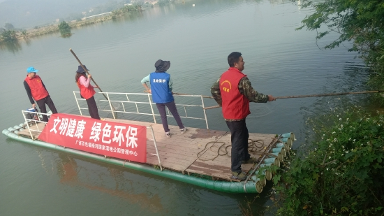 志愿者打捞公园河面漂浮垃圾