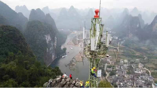 广西移动网络建设人员正在建设5G基站