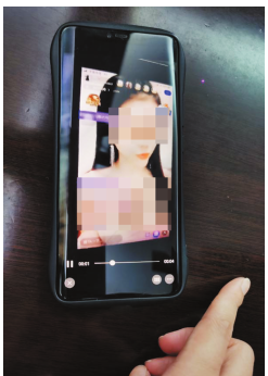 女主播在直播 本报记者郑芳摄