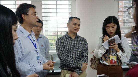 记者与中介超市项目业主进行交流