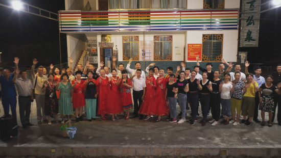 图为 纪录片群演与当地百姓合影