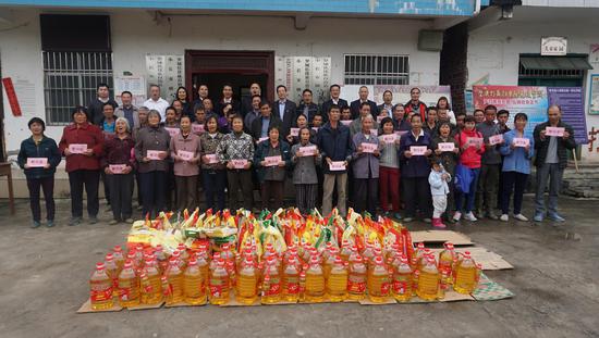 工行广西区分行为村民们送去慰问与关心
