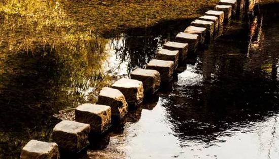  ▲石跳桥，建于清嘉靖年间，共有31个石头墩子，来自五湖四海的旅客在这里留过印记