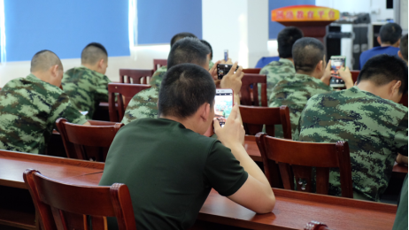(学员现场学习手机摄影实操)