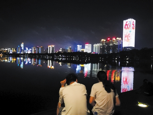 楼宇灯幕显示迎大庆宣传画面,在夜色中格外醒目 本报记者 赖有光 摄