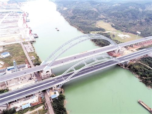 六景大桥和六景郁江特大桥的启用对缓解高速公路拥堵有了很大帮助 本报记者 赖有光 摄