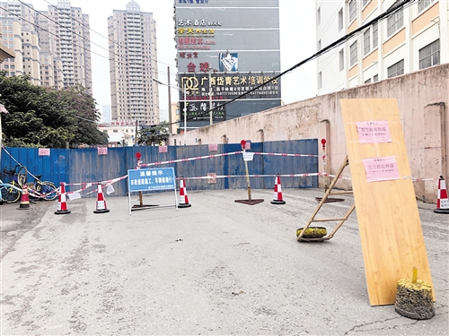 现场多处设有警示牌提醒市民绕行 本报记者 宋延康 摄