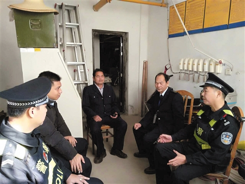 民警农坚(右1)深入辖区,了解情况(南宁市公安局供图)