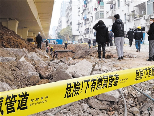 抢修现场拉起警戒线 本报记者 潘国武 摄