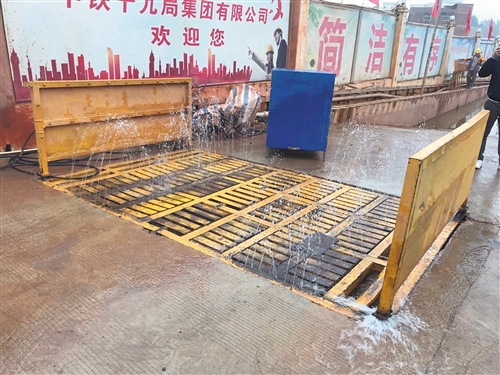 抽查的工地冲洗平台水压不足损坏严重 本报记者 何璨汐 摄