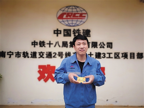 农民工领到刚办好的“桂建通”工资卡 ▲
