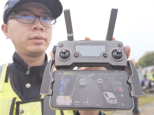 交警操作无人机进行拍摄 本报记者 周志英 摄