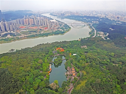 实施河长制后,邕江沿岸景观有了明显改善,成为人们游览休闲的好去处 本报记者 程勇可 摄