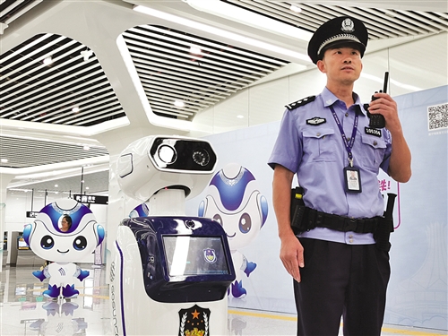 “机器人警察”亮相 本报记者 程勇可 摄
