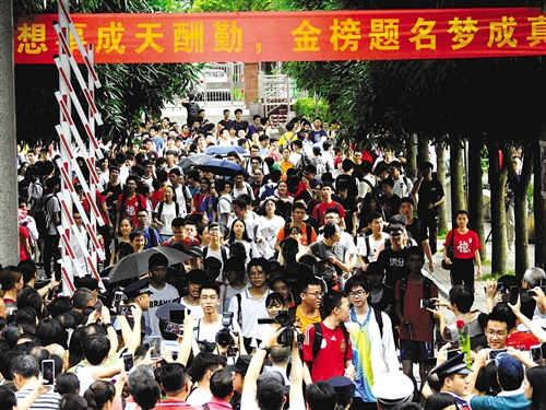 昨日下午,在南宁沛鸿民族中学考点,考生信心满满走出考场 本报记者 赖有光 摄