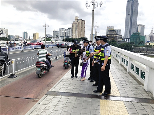 跳江女子被民警及时制止(警方供图)