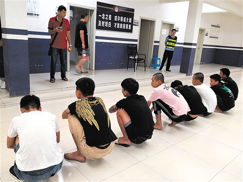 8名嫌疑人落网 本报记者 潘国武 摄