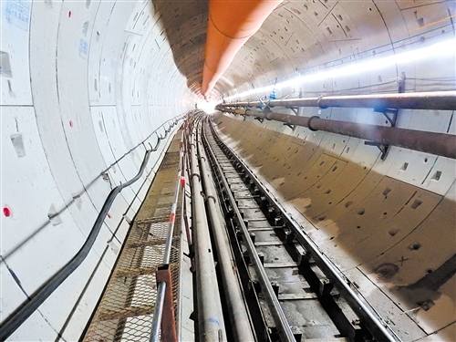 地铁5号线五新区间成功穿越老旧建筑物群 本报记者 赖有光 摄