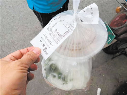 记者走访发现大多数外卖包装上只附有订单,并未贴封签,客户看不出外卖有没有被动过