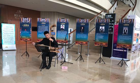 乐器老师现场演奏竹箨胡