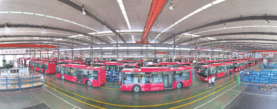 在广西申龙汽车制造有限公司生产车间，一辆辆新能源公交车从生产线走向市场。    记者宋延康 摄