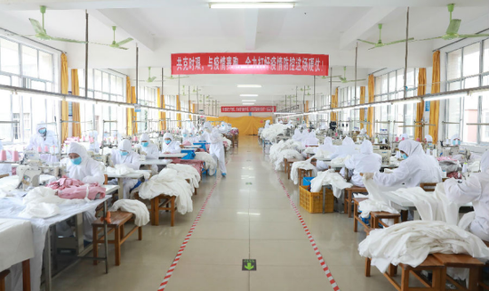 (图为广西北部湾投资集团紧急复工生产隔离服现场)