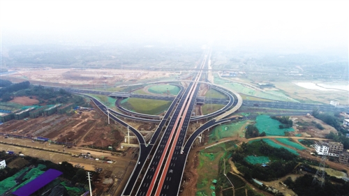 现有高速公路东环改快速路一期工程——玉洞大道立交正在建设(市发展改革委供图 )